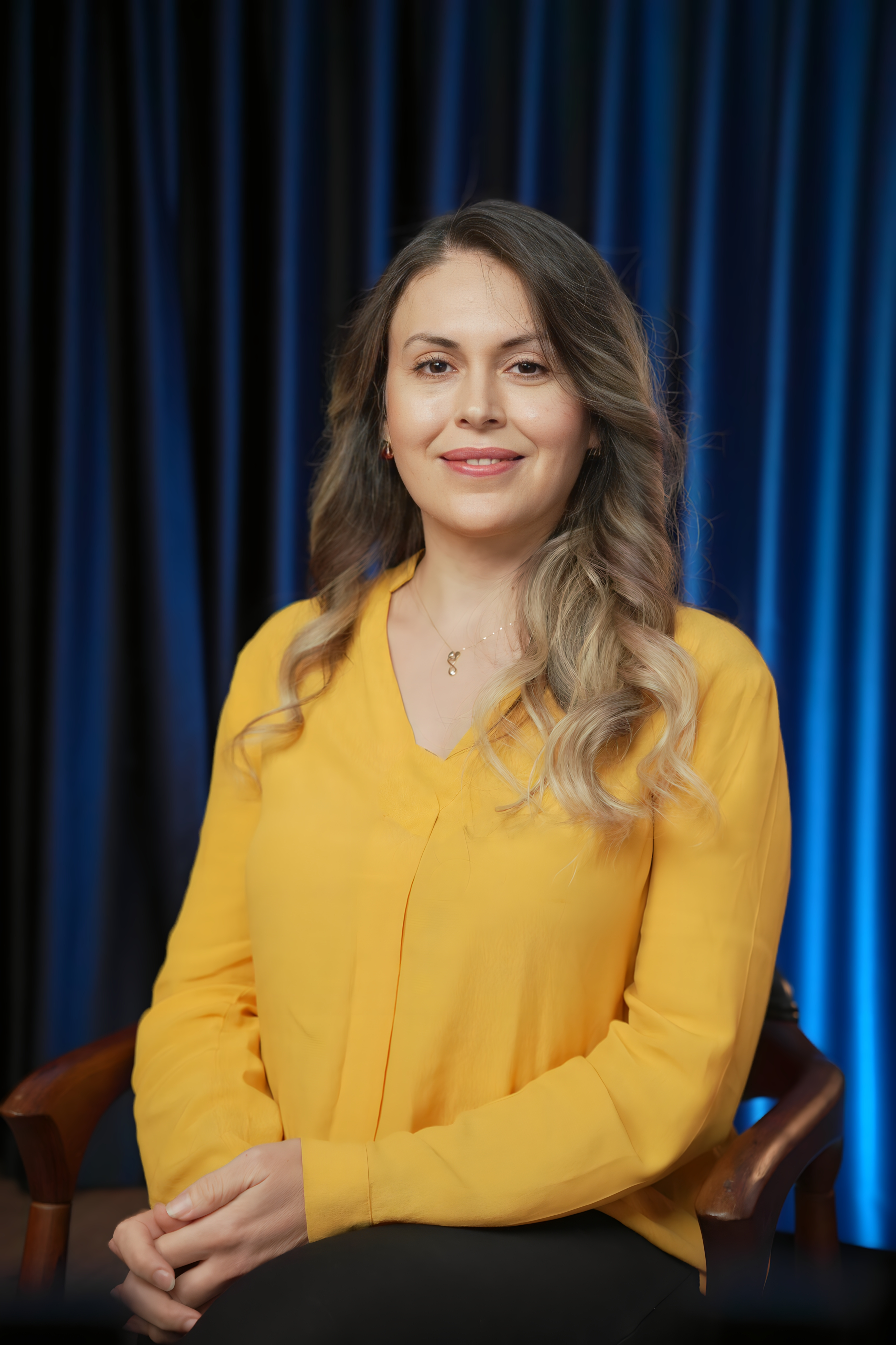 Sık sorulan sorular bölümünde Uzman Dr. Özlem Helvacıoğlu portresi